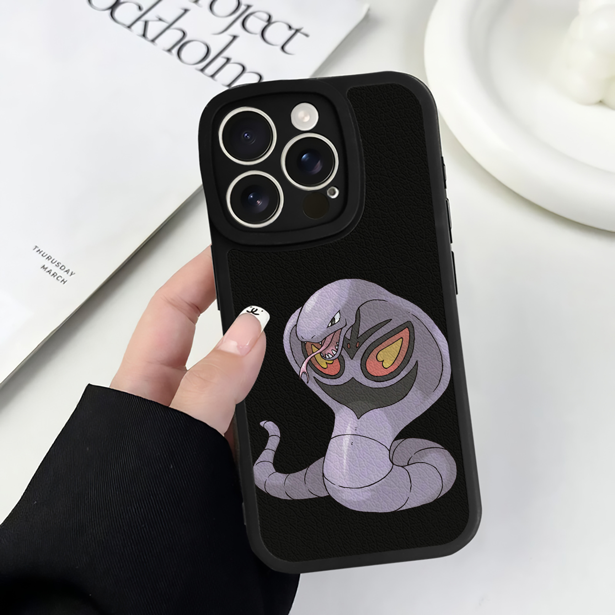 （画像用） ポケットモンスター Pokémon 【iPhone 16シリーズ対応】シリコンスマホケース（レザー調） 材質：シリコン